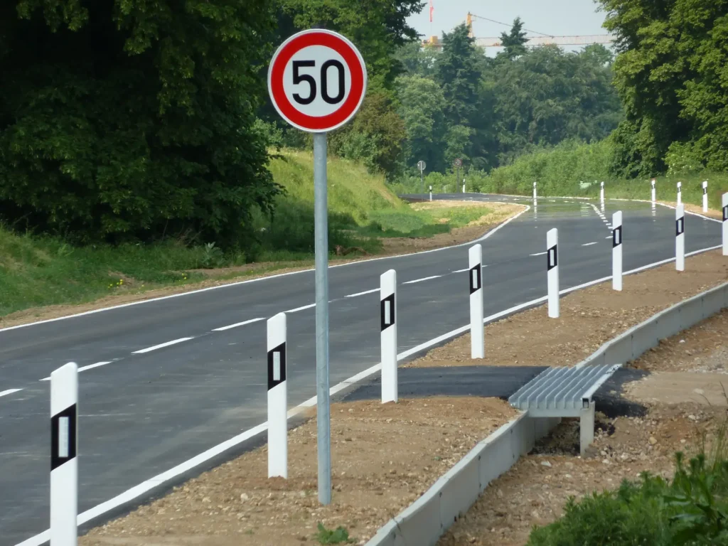 Neu gebaute Landstraße mit einem Tempo 50 Schild