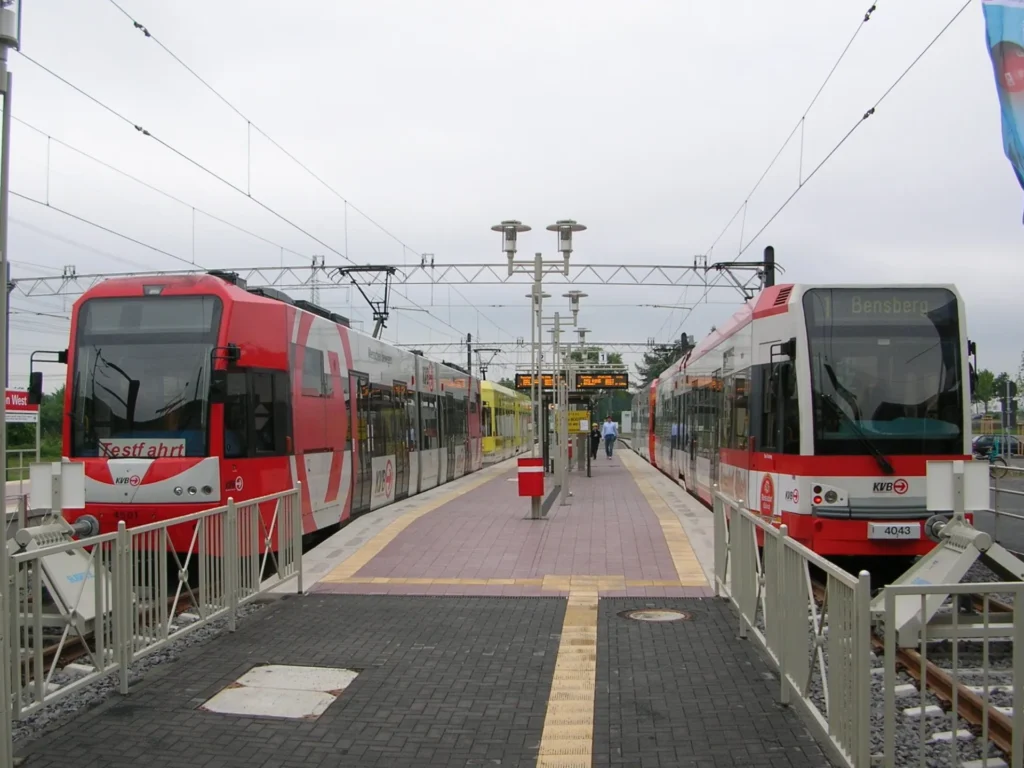 Stadtbahnhaltestelle, neu gebaut an der 2 Bahnen halten